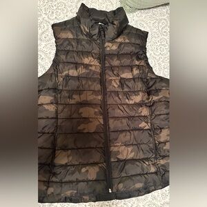 Old Navy Men's Black and Brown Camouflage Puffer Vest